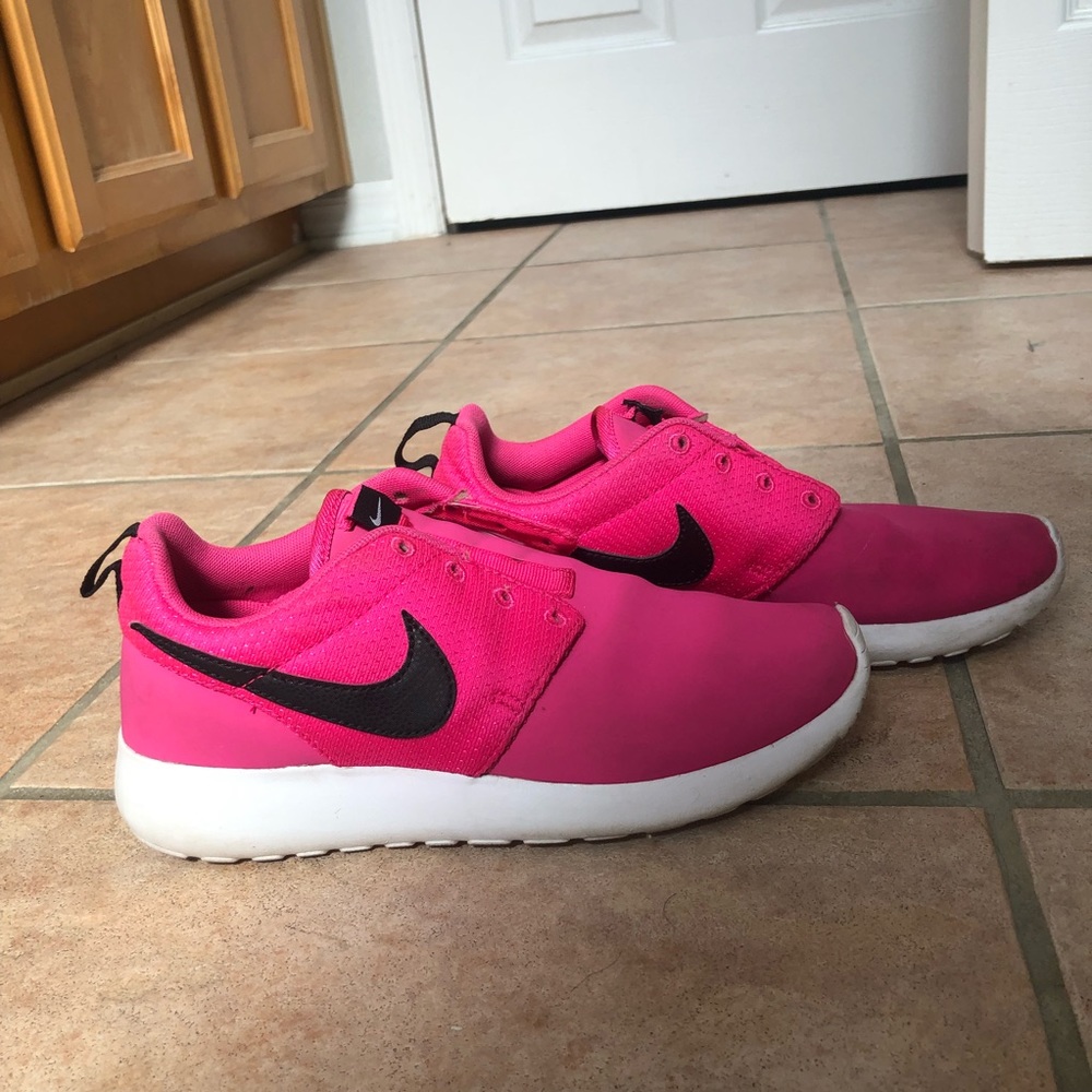 Nike Roshe Run in “pink foil”